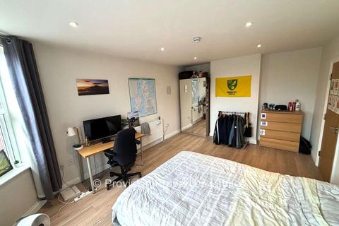 6 bedroom end of terrace house to rent, Cardigan Road, Hyde Park LS6