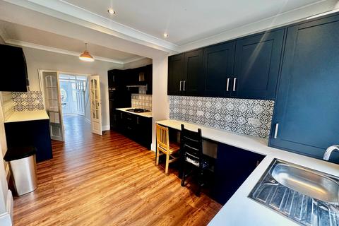4 bedroom house to rent - Cranbrook Rise, Ilford, IG1