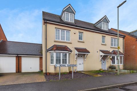 4 bedroom semi-detached house for sale, Royal Gardens, Tadley, RG26