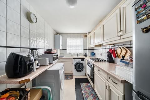 2 bedroom apartment for sale, Junction Road, Romford RM1
