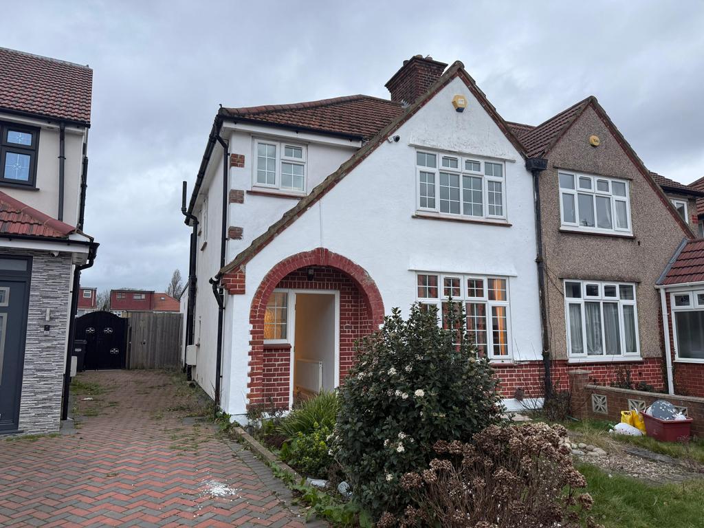 Spacious 4-Bedroom Semi-Detached House for Rent i