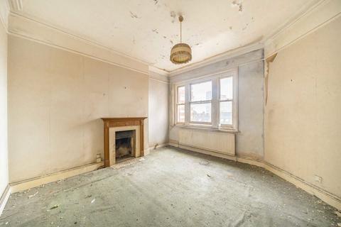 2 bedroom flat for sale, Lurline Gardens, London SW11