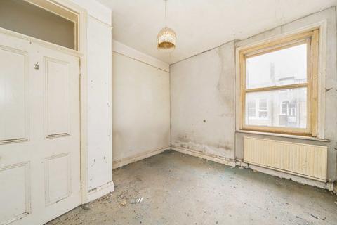 2 bedroom flat for sale, Lurline Gardens, London SW11