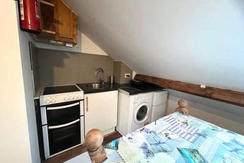 Studio to rent, Gordon Road, Hounslow TW3