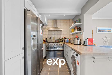 3 bedroom end of terrace house for sale, Sparrow Farm Drive, Feltham TW14