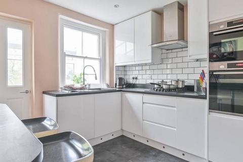 3 bedroom semi-detached house to rent, MANCHESTER ROAD, LONDON E14