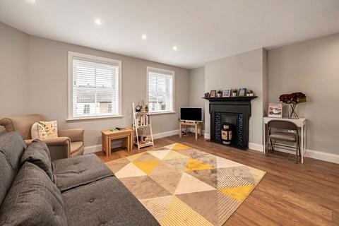 1 bedroom flat for sale, Cross Road, Weybridge KT13