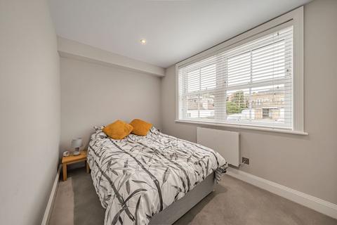 1 bedroom flat for sale, Cross Road, Weybridge KT13