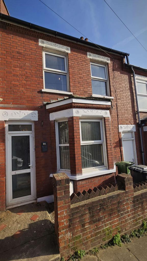 Beautiful Newly Refurbished Large 3 bed terraced