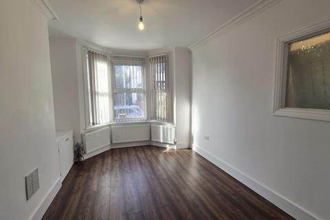 3 bedroom terraced house to rent, Luton LU2