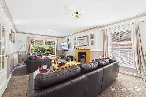 4 bedroom detached house for sale, Highcroft Drive, Burton-on-Trent