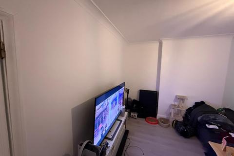 2 bedroom flat for sale, Lyndhurst Prior, Whitehorse Lane, South Norwood, SE25