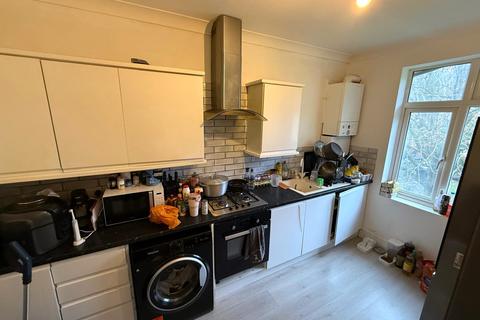 2 bedroom flat for sale, Lyndhurst Prior, Whitehorse Lane, South Norwood, SE25