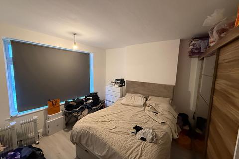 2 bedroom flat for sale, Lyndhurst Prior, Whitehorse Lane, South Norwood, SE25
