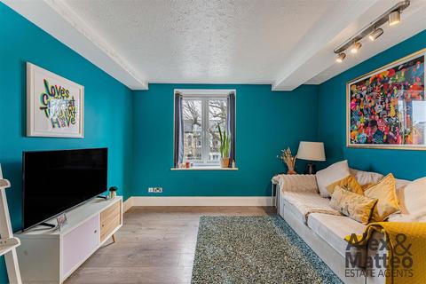 1 bedroom flat for sale, Chiltern Court, New Cross, SE14