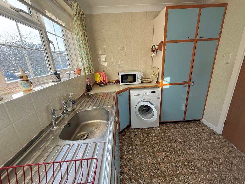 37 Jervis Avenue Kitchen 2