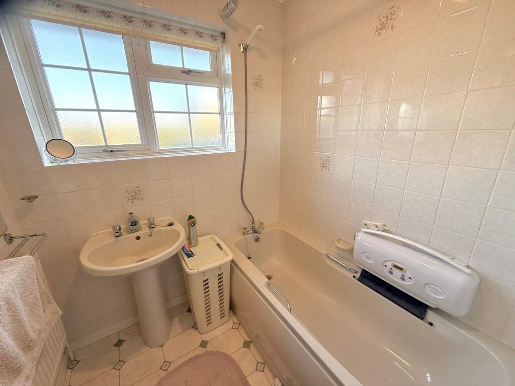 37 Jervis Avenue Bathroom