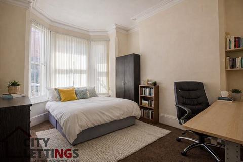 4 bedroom terraced house to rent, Forest Grove,
