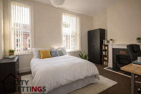 4 bedroom terraced house to rent, Forest Grove,