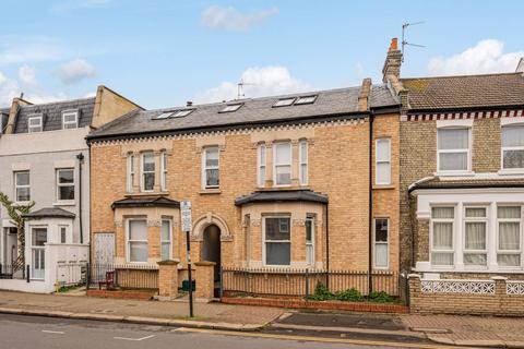 2 bedroom flat to rent, Garratt Lane, Earlsfield, London, SW17