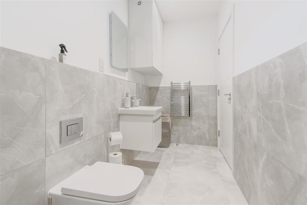 Bathroom 2.jpg