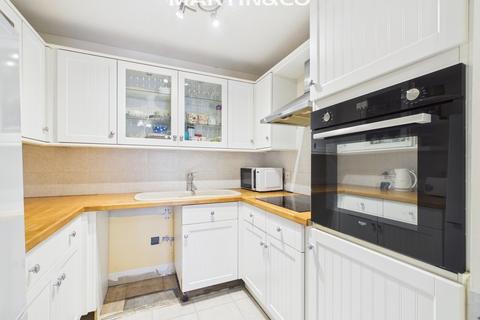 1 bedroom ground floor flat for sale, Manor Farm Court, Egham TW20