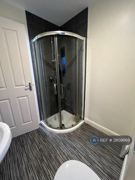 Shared Bathroom (3 Housemates Sharing)