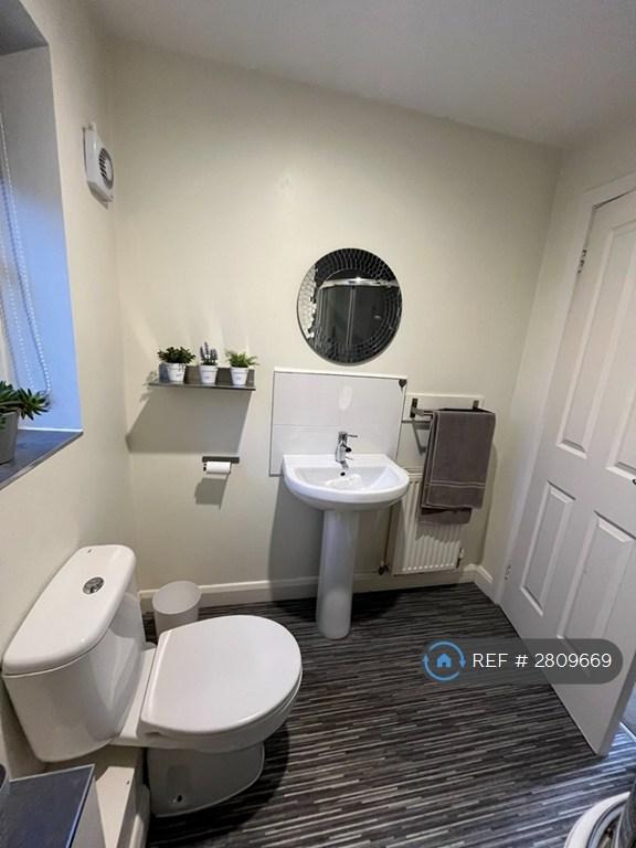 Shared Bathroom (3 Housemates Sharing)