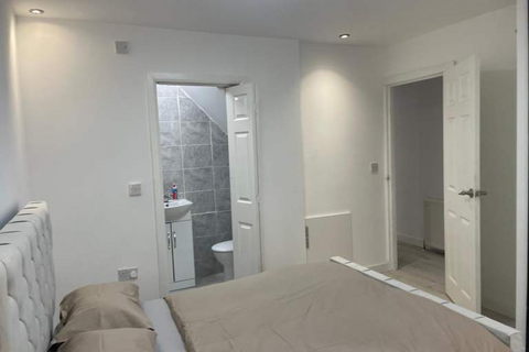 1 bedroom in a house share to rent, Rochester Avenue, Feltham TW13