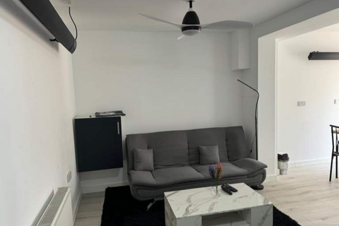 1 bedroom in a house share to rent, Rochester Avenue, Feltham TW13