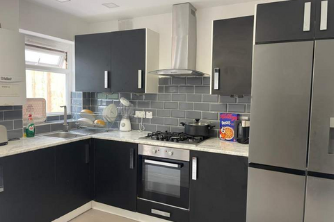 1 bedroom in a house share to rent, Rochester Avenue, Feltham TW13