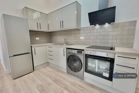 1 bedroom flat to rent, High Road, London, E18