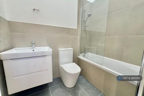1 bedroom flat to rent, High Road, London, E18