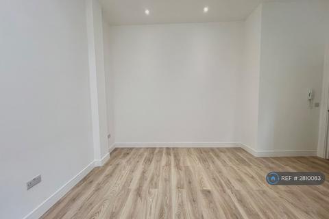 1 bedroom flat to rent, High Road, London, E18