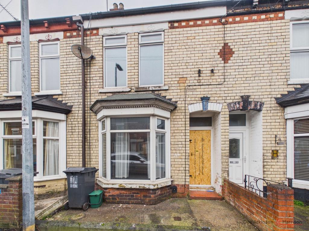Three bedroom mid-terrace house - For sale by auc