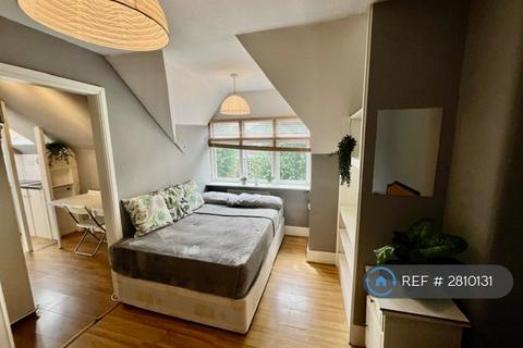1 bedroom in a house share to rent, Ravenscroft Road, London, W4