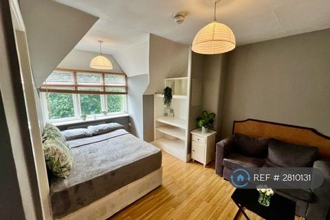 1 bedroom in a house share to rent, Ravenscroft Road, London, W4