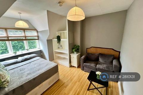 1 bedroom in a house share to rent, Ravenscroft Road, London, W4