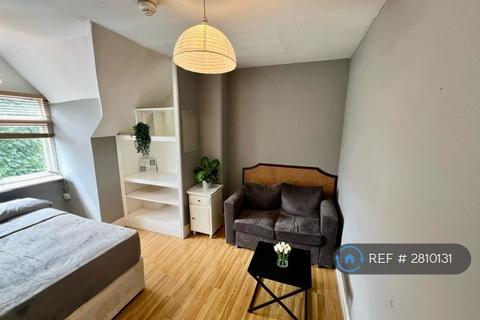 1 bedroom in a house share to rent, Ravenscroft Road, London, W4