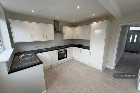 3 bedroom semi-detached house to rent, Valdene Drive, Bolton, BL4