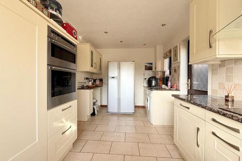 4 bedroom detached house for sale, Charndon Close, Barton Hills, Luton, Bedfordshire, LU3 4DU