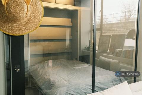 Studio to rent, Coldharbour Lane, London, SW9