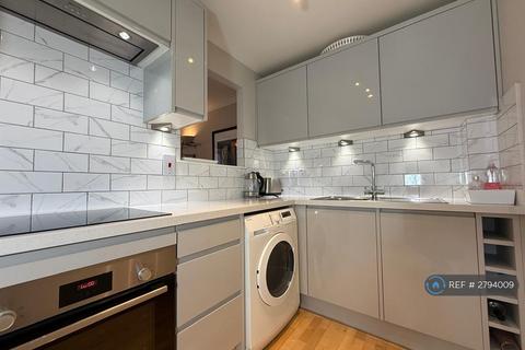 1 bedroom in a flat share to rent, Douglas Street, London, SW1P