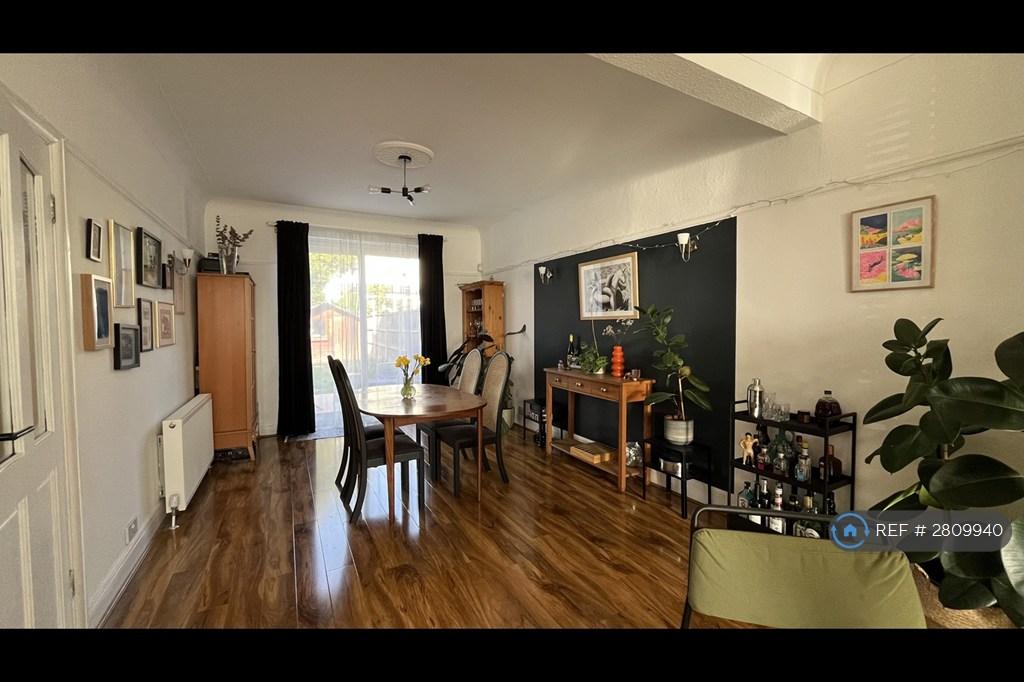 Living / Dining Room 2