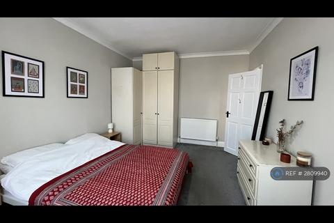 3 bedroom semi-detached house to rent, Nutter Lane, London, E11