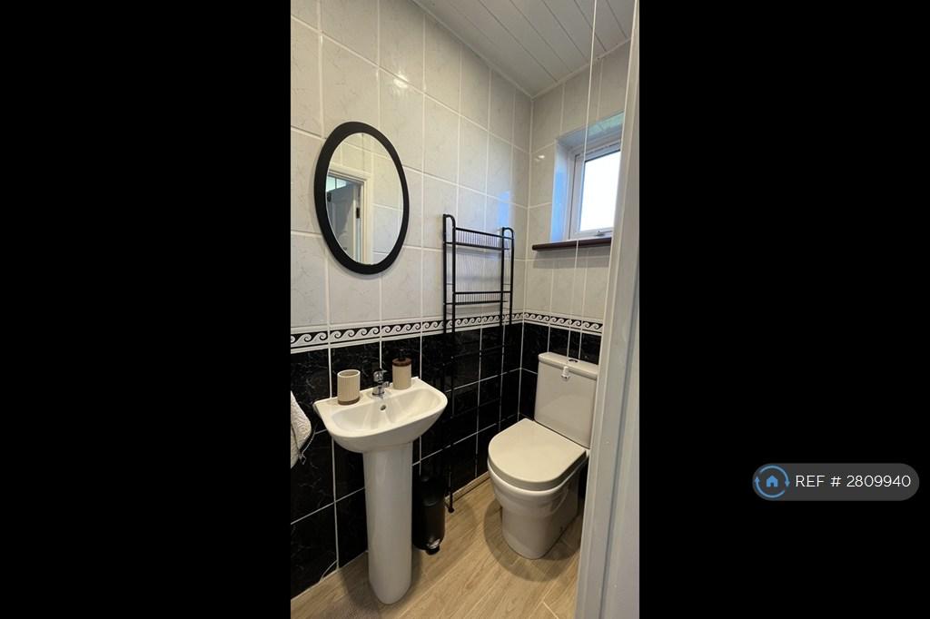 Master Ensuite 1