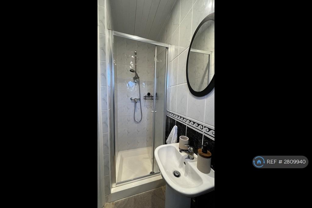 Master Ensuite 2