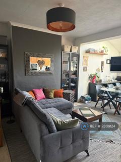 1 bedroom in a house share to rent, Kingsway, London, KT3