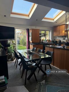 1 bedroom in a house share to rent, Kingsway, London, KT3
