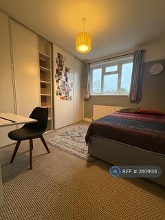 1 bedroom in a house share to rent, Kingsway, London, KT3